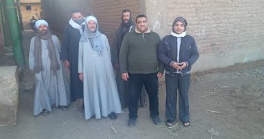 صور.."سيبها علينا ".. أهالى المحامدة البحرية بسوهاج يطلبون توسيع الطريق