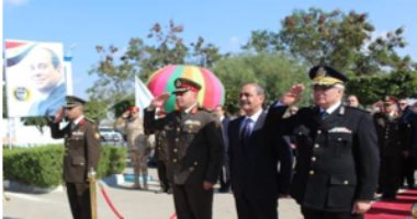 قيادات مديريات الأمن يضعون إكليلا من الزهور على نصب شهداء الشرطة ..صور