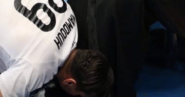 صور.. محمد ممدوح هاشم يقبل قدم والدته بعد فوز منتخب اليد بكأس أمم أفريقيا