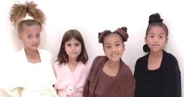 كيم كاردشيان تثير الجدل بإعلان مجموعة بيجامات للأطفال بمشاركة ابنتها.. فيديو