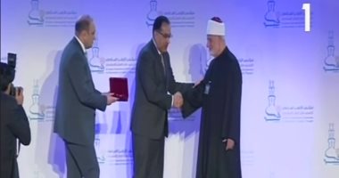 رئيس مجلس الوزراء يكرم عددا من رموز التجديد فى الفكر الإسلامى