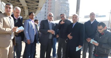 محافظ الجيزة يوجه بصيانة السلم الكهربائى لمزلقان أرض اللواء.. صور