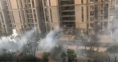 فيديو.. تعقيم الشوارع بالمطهرات للسيطرة على كورونا بالصين