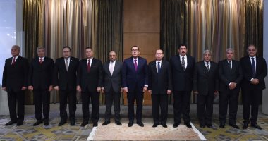 رئيس الوزراء يكرم المحافظين السابقين تقديرا لجهودهم فى خدمة الوطن