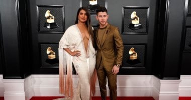 بريانكا شوبرا وصوفى تيرنر على السجادة الحمراء لحفل الـGrammy