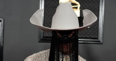 بيلى إيليش بالكمامة وأورفيل بيك بالبرقع وتايلور بشنطة هدومه فى الـGrammy