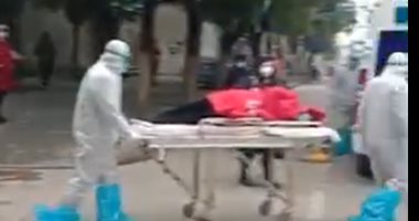 شاهد.. نقل مصاب بفيروس كورونا بمدينة ووهان الصينية إلى المستشفى