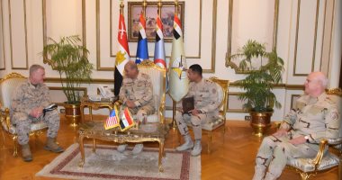 وزير الدفاع ورئيس الأركان يلتقيان قائد القيادة المركزية الأمريكية لبحث التعاون