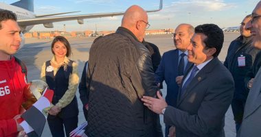 صور.. وزير الرياضة يستقبل بعثة اليد فى مطار القاهرة 