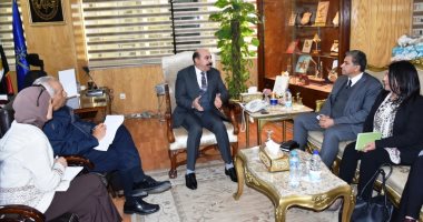 محافظ أسوان يلتقى وفد الوكالة الأمريكية لتعميم مراكز التطوير التكنولوجى