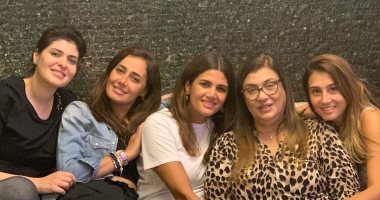 وسط العيلة والحبايب.. حلا شيحة تتغزل فى أحبائها وأطفالها