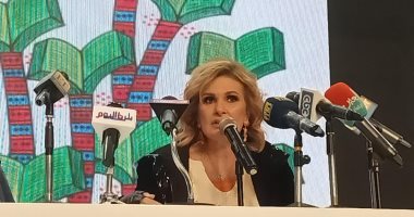 يسرا بمعرض الكتاب: حصلت على أجر ألف جنيه فى أول أعمالى