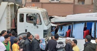 صور.. هروب قائد السيارة النقل المتسبب فى إصابة 7 أشخاص فى تصادم بالشرقية