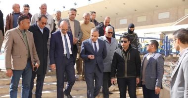 صور.. محافظ سوهاج يتفقد الاستاد الرياضى ويكلف بسرعة استكمال أعمال التطوير