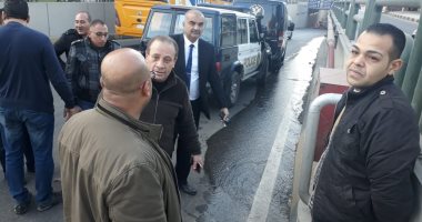 صور.. كسر ماسورة مياه بنفق النهضة بالجيزة والمحافظة تدفع بسيارات الشفط 