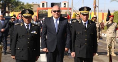 قيادات الداخلية تضع إكليل الزهور على النصب التذكارى لشهداء الشرطة.. صور