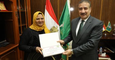 محافظ المنوفية يكرم "أم إسراء" مبيض المحارة.. ويؤكد: نموذج يحتذى به (صور)