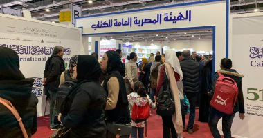 المصريون يبدأون يوما جديدا فى معرض القاهرة للكتاب