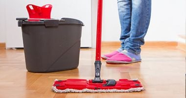 4 خطوات لتنظيف الأرضيات الخشبية بأمان والحصول على لمعان مثالى