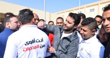 صور.. أحمد حسن يشارك المتعافين من الإدمان لعب كرة القدم.. يؤكد: المخدرات مدمرة