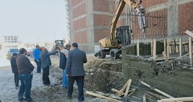 صور.. محافظ أسيوط يسحب عينات من مواد زلطية بحى غرب لمواجهة التلاعب فى الرصف
