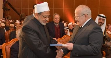 فيديو..معركة الخشت والطيب..رئيس جامعة القاهرة:منهج الأشاعرة يعتمد على أحاديث الآحاد و علينا تجديد علم أصول الدين بالعودة إلى القرآن وما صح من السنة لتكوين رؤية جديدة للعالم..والطيب:نعيش فتنة سياسية وليست تراثية