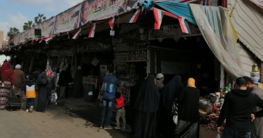 إقبال كبير على منافذ كلنا واحد لشراء السلع والخضر والفاكهة فى الغربية