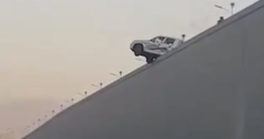 العناية الإلهية تنقذ سعودى قبل سقوط سيارته من أعلى كوبرى فى جدة.. فيديو