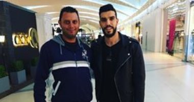 قارئ يشارك بصورة له مع "وليد أزارو" أثناء زيارته لمدينة "الخبر" بالسعودية