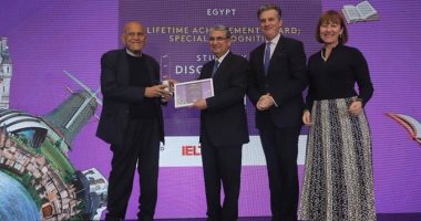 بريطانيا تكرم مجدى يعقوب ورئيس البورصة ونائب محافظ البنك المركزى.. صور