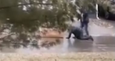 موظفان حاولا توصيل بضائع للأهالى فتعرضا لموقف طريف.. فيديو 
