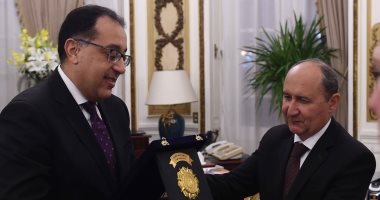 صور.. رئيس الوزراء يهدى درع تكريم لوزير الصناعة السابق