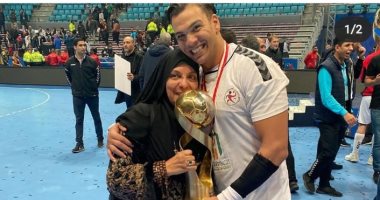 والدة ممدوح هاشم عن حضور نهائى أفريقيا: "بيشوف أبوه فيا"