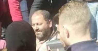 القلب الشجاع.. البحث جارى عن الأب البطل منقذ ابنته من القطار.. فيديو وصور
