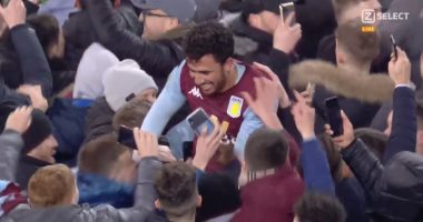 فيديو.. تريزيجيه على أعناق جماهير أستون فيلا بعد هدفه القاتل ضد ليستر