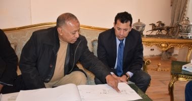 أشرف صبحى يتفقد الأعمال الإنشائية بمركز التنمية الرياضية