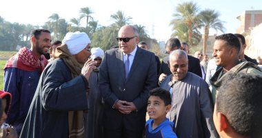 استجابة لـ"سيبها علينا".. محافظ قنا يقرر تمهيد وإنارة الطريق الرئيسى بنجع الزحاليق