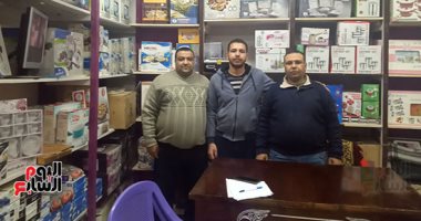 صور.. جهاز تنمية المشروعات سر نجاح مشروع جديد فى سوهاج.. "محمد" اقترض 100 ألف جنيه لافتتاح معرض أدوات منزلية.. ويؤكد: لم أفكر فى الوظيفة رغم حصولى على دراسة جامعية .. وأعمل 10 ساعات يوميا والبيع بسعر الجملة