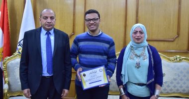 مجلس جامعة بني سويف يكرم الطالب المثالى بالفرقة الثالثة فى كلية العلوم