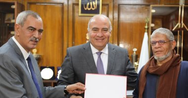 مكافأة مالية وشهادة تقدير.. محافظ قنا يكرم مواطن لحفاظه على نظافة الشوارع