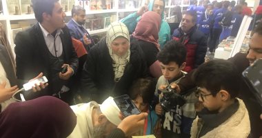 داعية "الجن" أحمد عبده عوض يوقع كتابه داخل صالة العرض 