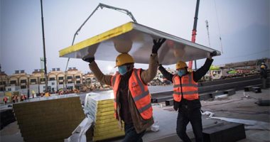 صور.. العمال بالأقنعة لبناء مستشفى فى ووهان الصينية لمواجهة كورونا 