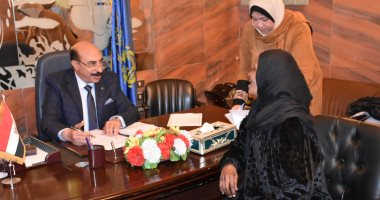 محافظ أسوان يستمع لمطالب وشكوى 40 مواطناً ومواطنة.. صور