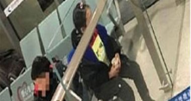 إن جالك الطوفان حط ولادك تحت رجليك.. صينيان يتركان طفليهما بالمطار بسبب كورونا