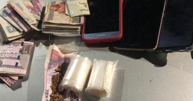المعمل الجنائى يفحص مواد مخدرة بحوزة عاطل في بولاق الدكرور 