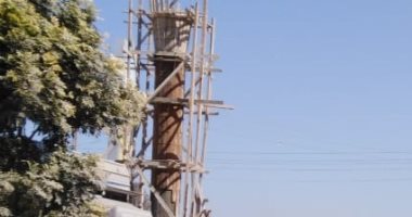 صور.. تركيب بوابة فى مدخل الطريق الصحراوى الغربى جنوب الأقصر