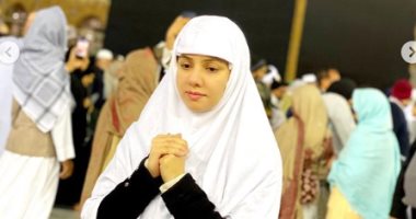 فنانة هندية تعلن اعتزال الفن أمام الكعبة: أعطانى الله حياة جديدة