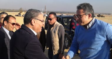 صور.. وزير السياحة والآثار يصل المنيا للإعلان عن كشف جديد بتونا الجبل
