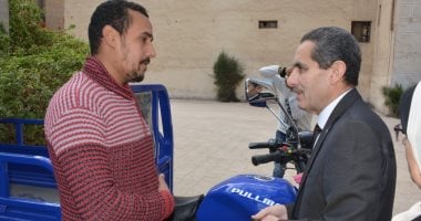 صور.. محافظ الغربية يوزع 13 تروسيكل مشروع رزق حلال على الأسر الأولى بالرعاية