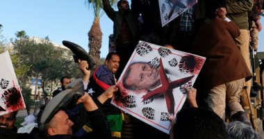 ليبيون يصفعون "أردوغان" ويضعون الأحذية فى وجهه على مدرعة تركية.. وتقرير يكشف محاولات تركيا وقطر للتغطية على إرسالهما مرتزقة إلى طرابلس.. وإعلامى سعودى: أنقرة والدوحة فى مفترق طرق.. صور